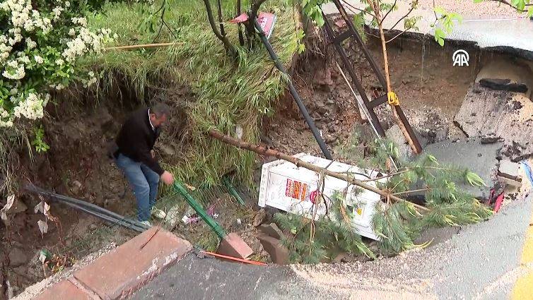 Sağanak sonrası Ankara’da yol çöktü 12